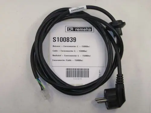 Netzkabel von Remeha mit Euroconnector, aufgerollt. Die Kabelverbindung zeigt einen Stecker und vier weitere Drähte in unterschiedlichen Farben.